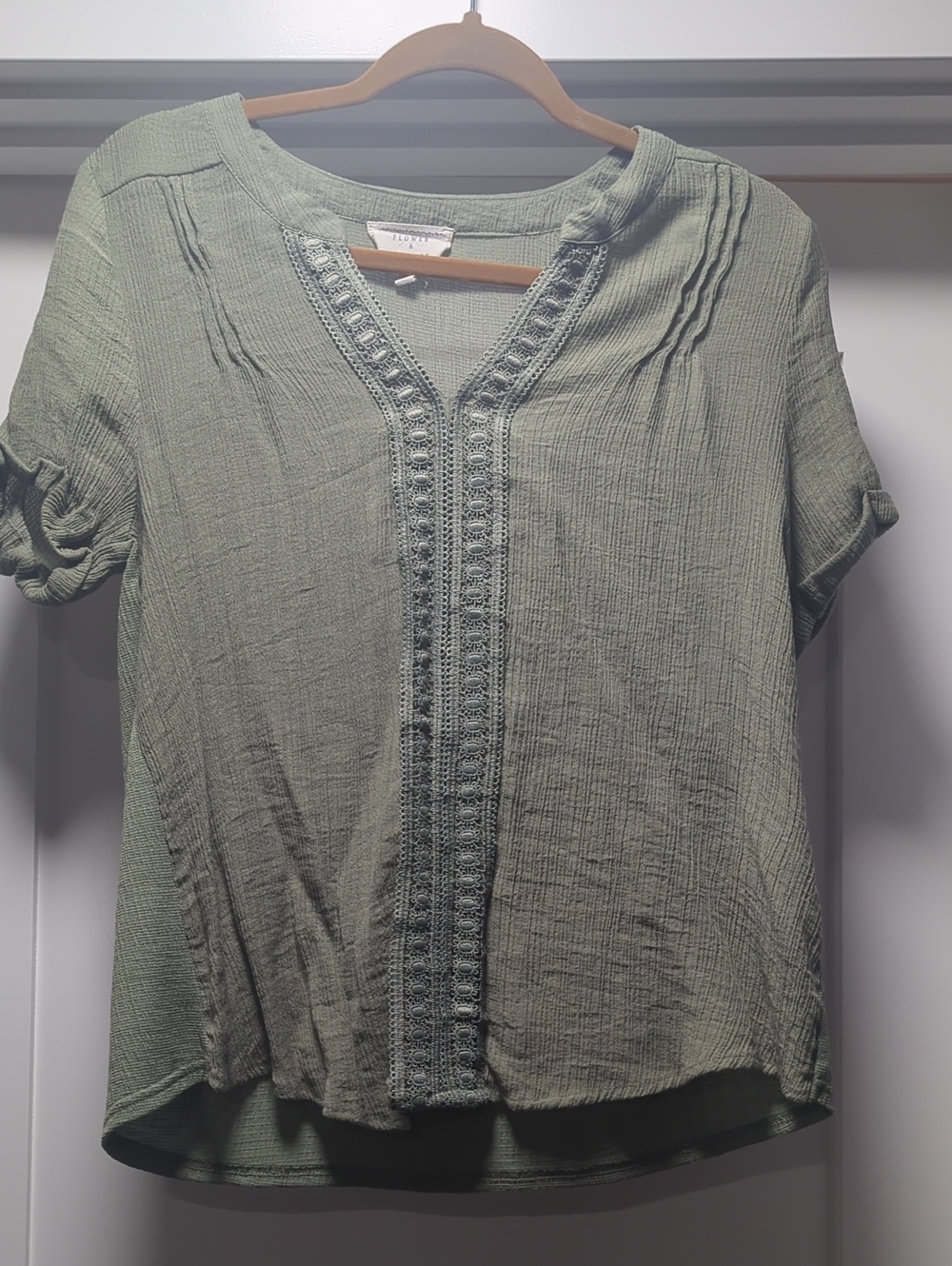 Crochet-Trim Short Sleeve Blouse in Olive Green